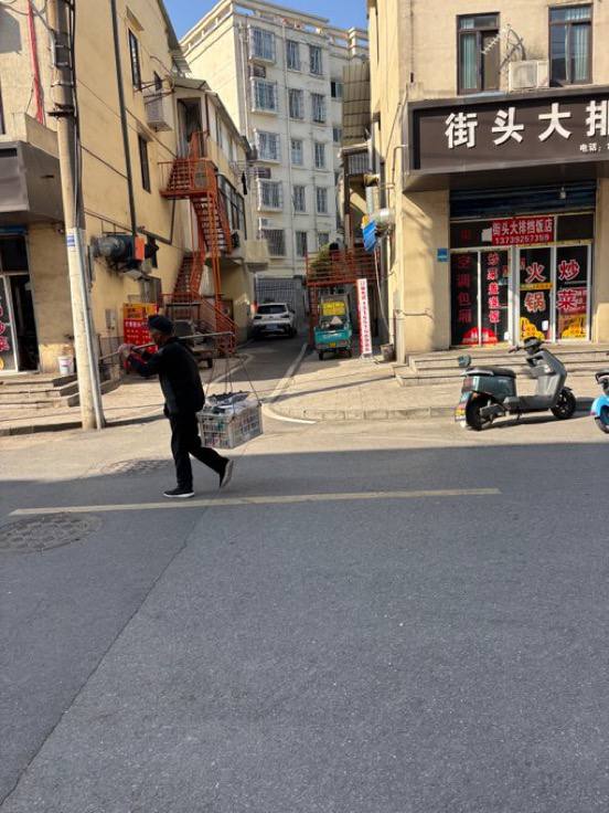 早八点到的石门路，商业街围墙的